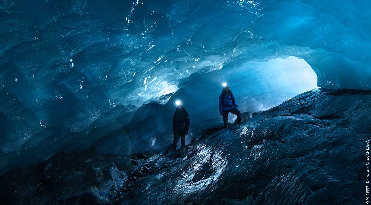 Исследование ледяной пещеры в Исландии