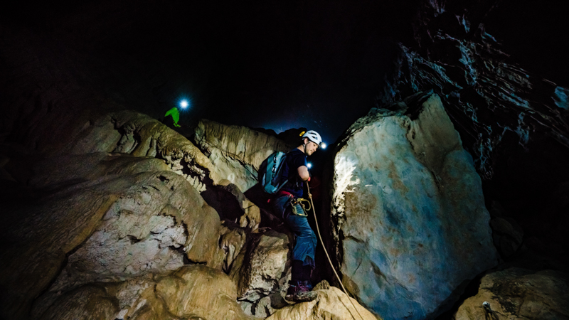 Преодоление препятствий в пещере Hang Son Doong