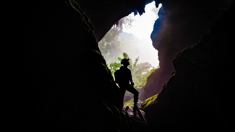 Силует на фоне входа в пещеру Hang Son Doong