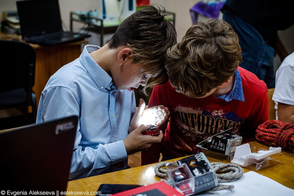 Дети проверяют как работают фонарики 