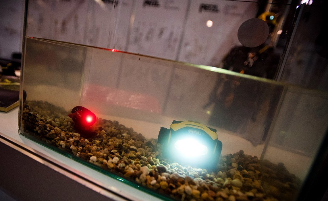 Фонарь PIXA и фонарь e+LITE отдыхают в аквариуме