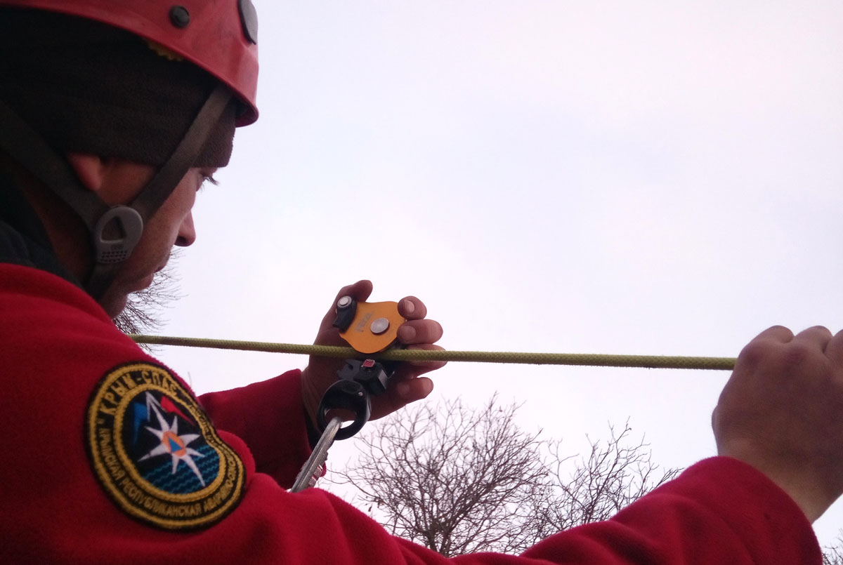 Использование ролика с вертлюгом Petzl SPIN в спасательных работах