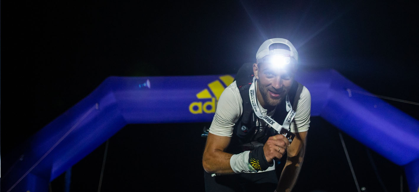 Яков Френкхлах на финише Adidas Alpindustria Elbrus World Race с фонарем SWIFT